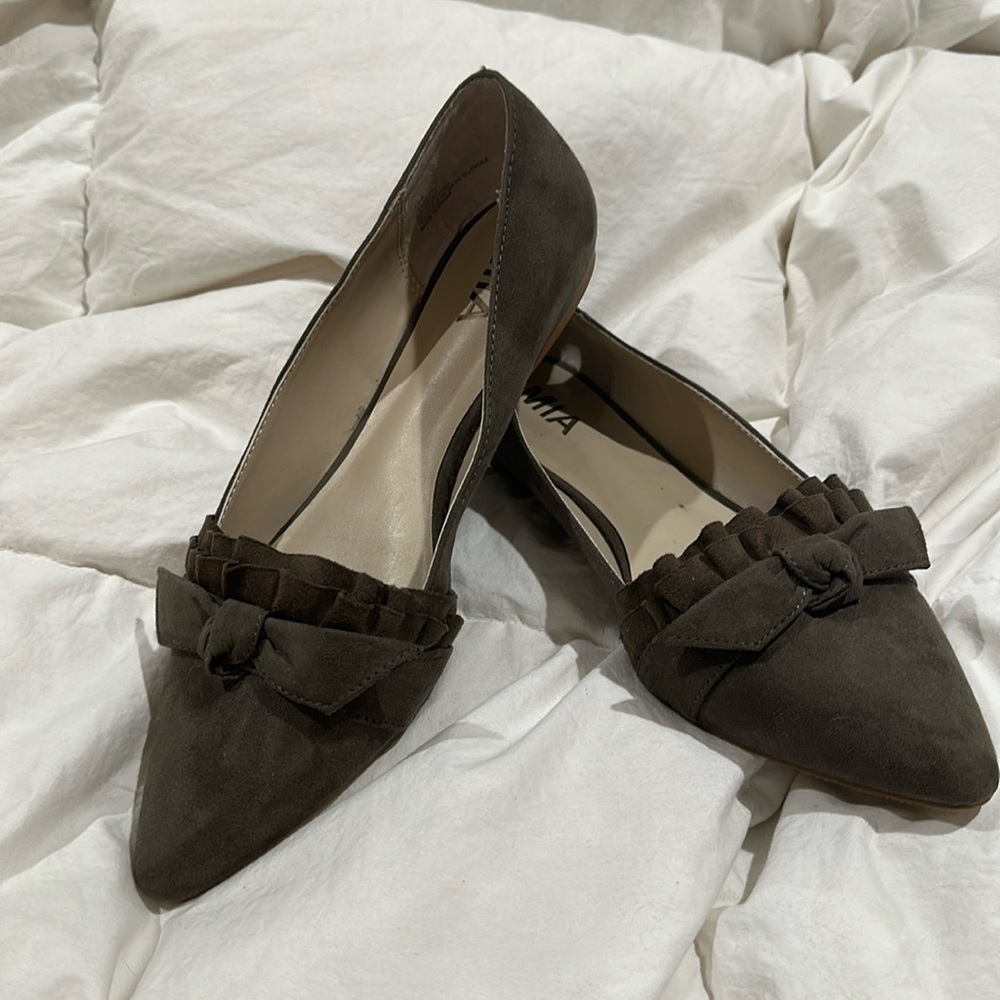 MIA-Jeanette-Faux-Suede-Ruffle-Flat, gently used